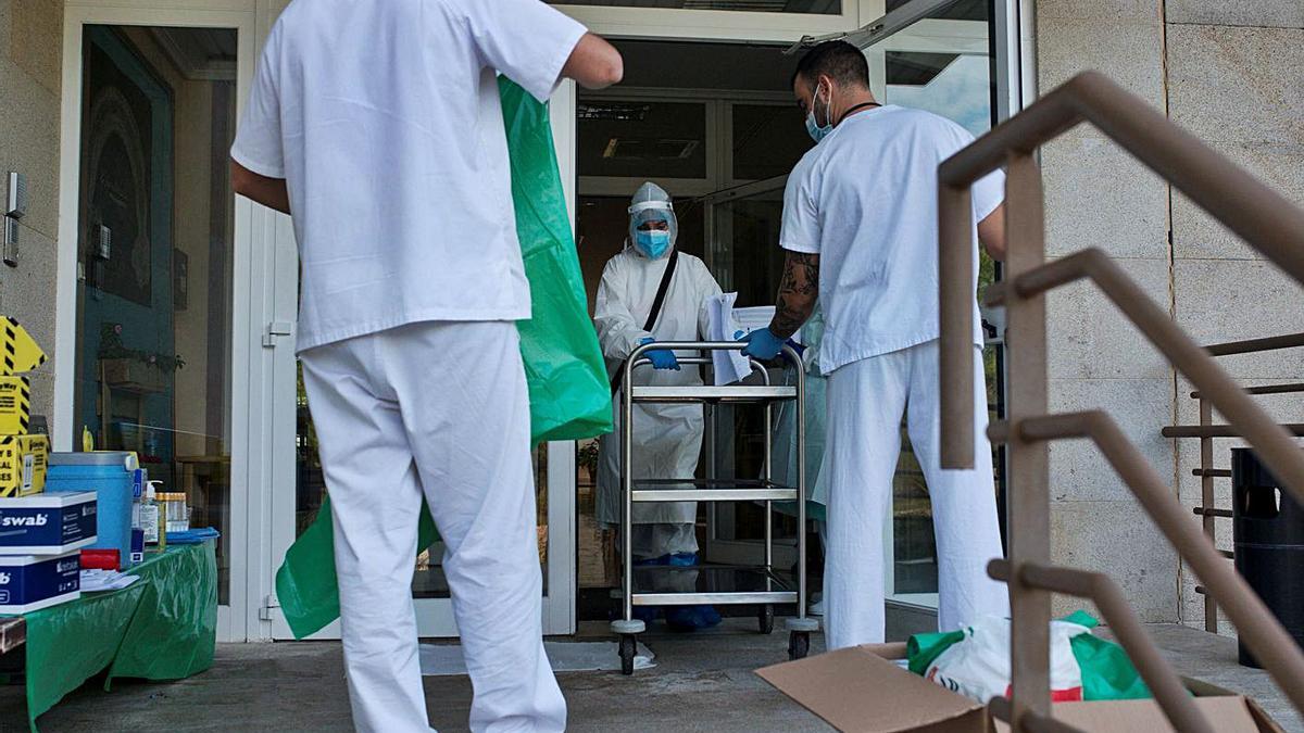 Sanitarios a las puertas de un centro residencial.   | // BRAIS LORENZO