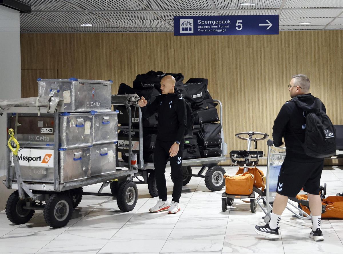 Edu Fernández y Borja Puga, con el material, en el aeropuerto de Basilea.