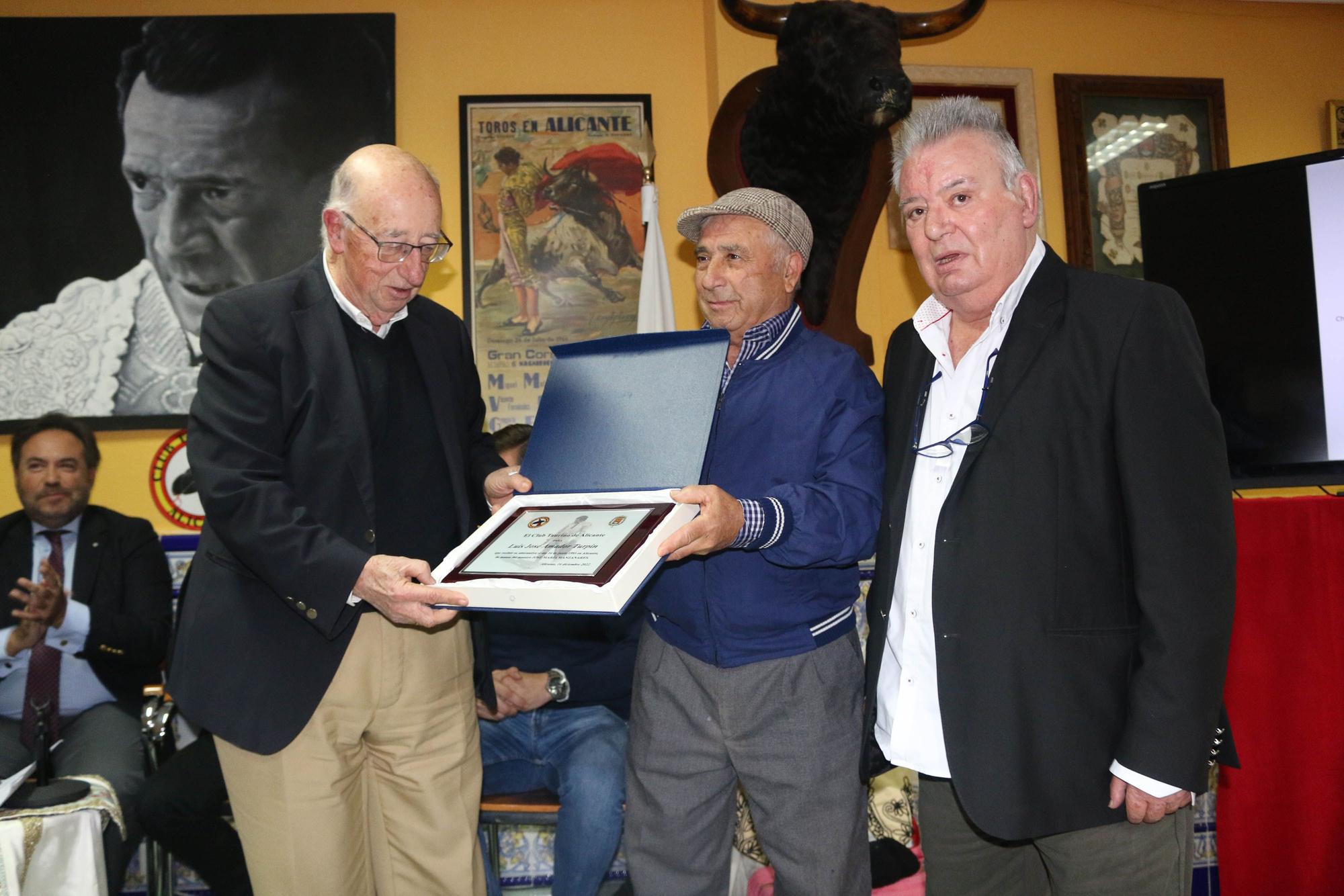 Los toreros alicantinos que tomaron la alternativa con Manzanares homenajean a su padrino en el Club Taurino de Alicante