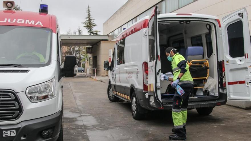 Imagen de personal sanitario desinfectando las ambulancias en Alcoy.