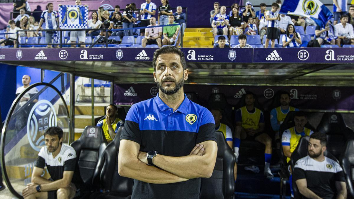 Sergio Mora, delante del banquillo, en su último partido como entrenador del Hércules.