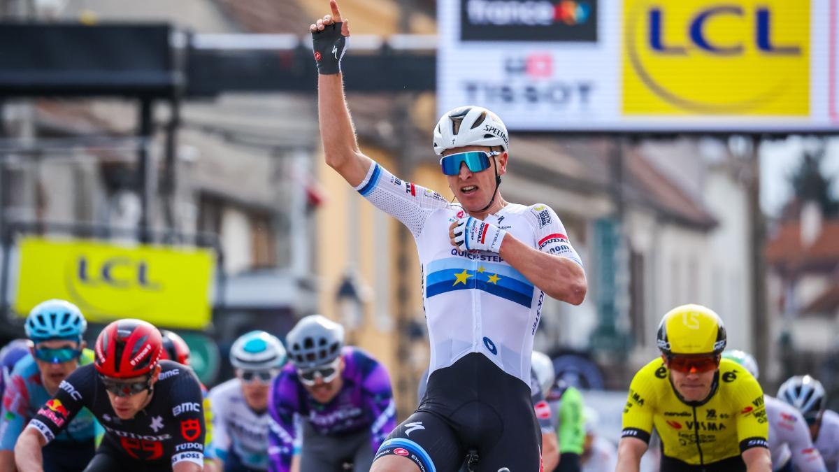 El ciclista belga Tim Merlier (c), del Soul Quick-Step, celebra su victoria en la 1ª etapa de la París-Niza