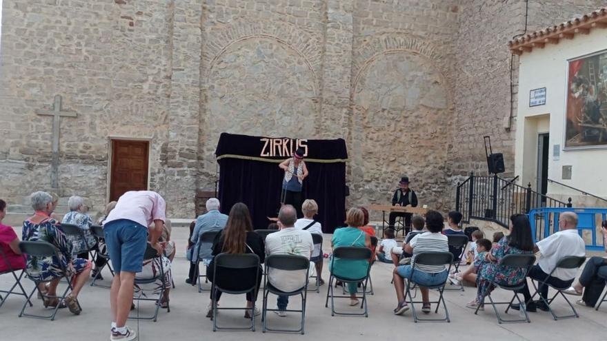 Los títeres fueron los protagonistas de la propuesta que se llevó a Almochuel.