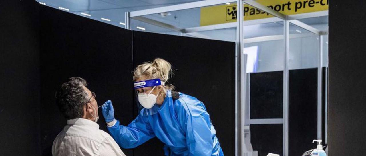 Pruebas de coronavirus a viajeros procedentes de Sudáfrica, este martes en el aeropuerto Schiphol de Ámsterdam.