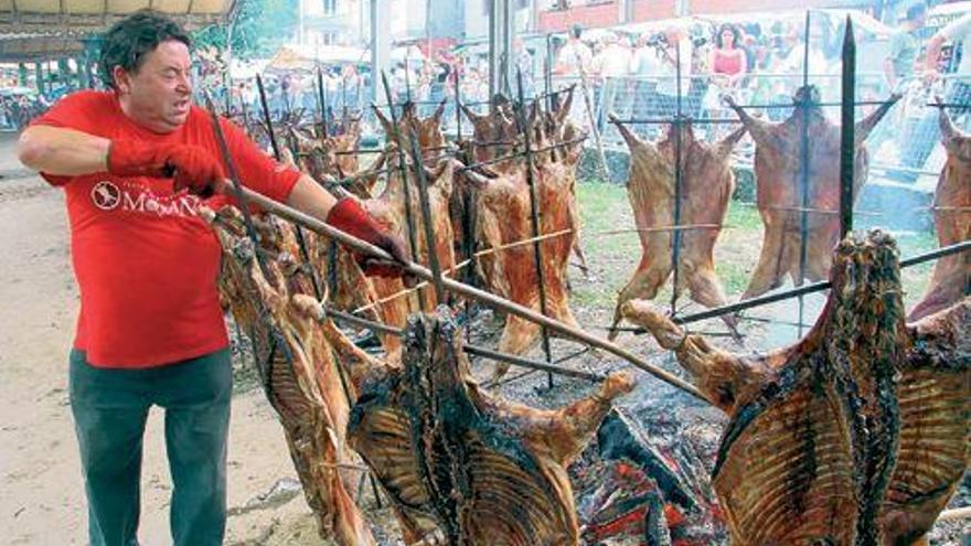 Un cocinero prepara el asado en la carballeira de Santa Lucía de Moraña. / junior