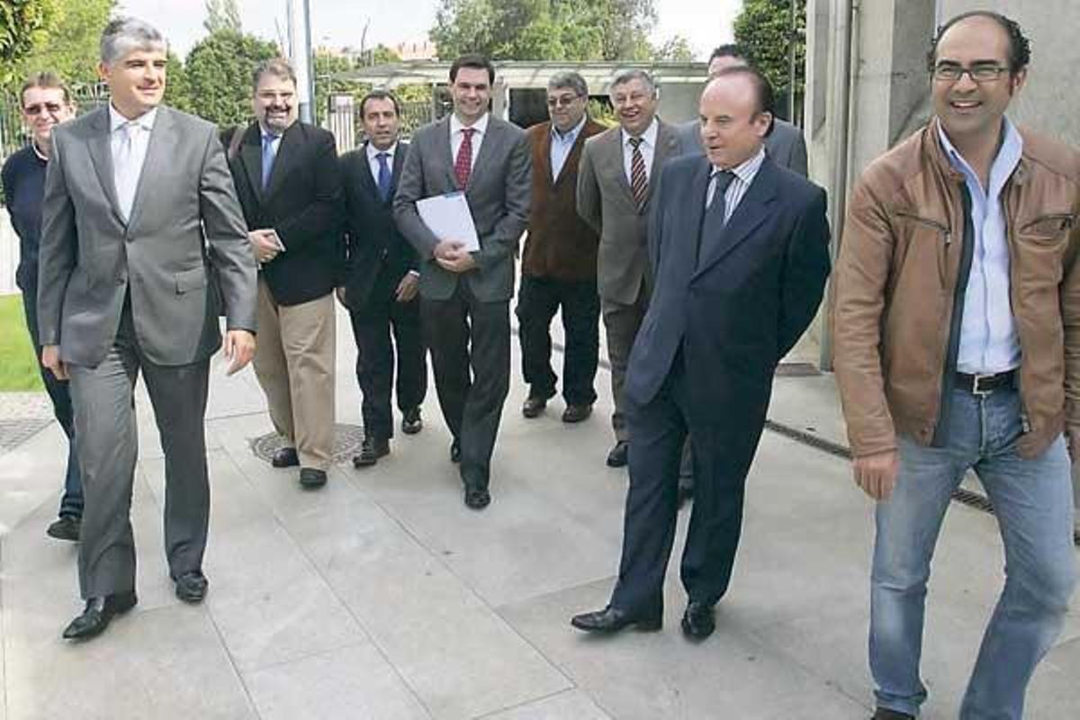 Representantes de la hostelería gallega, en Santiago, antes de su encuentro con Feijóo. // X. Álvarez