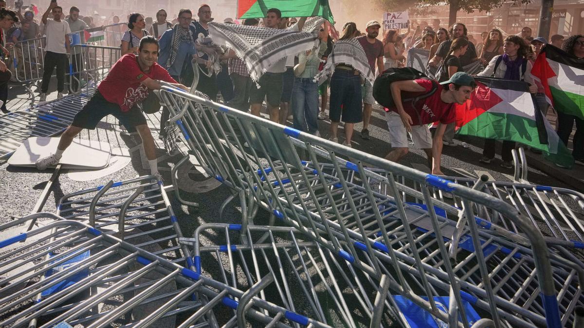 Manifestantes protestan durante La Vuelta