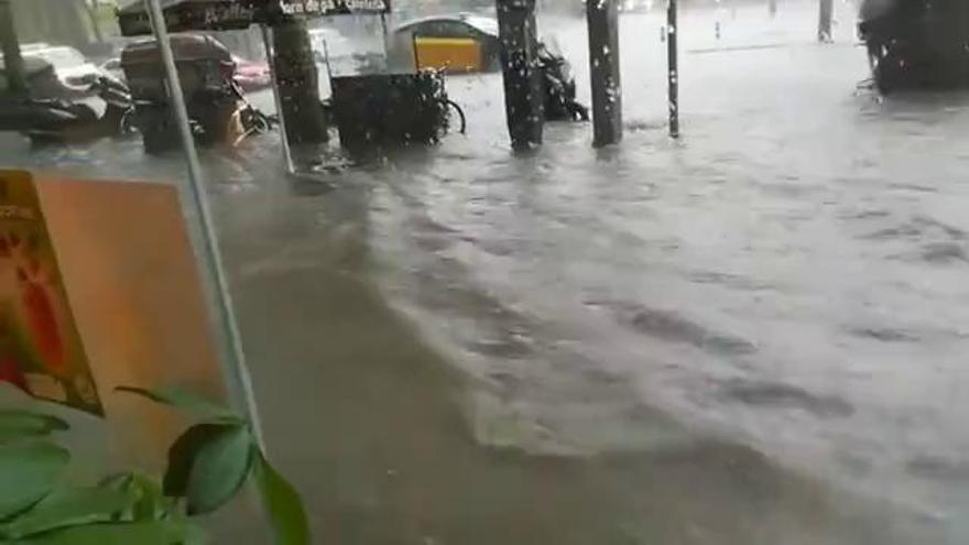 La forta pluja provoca inundacions i problemes de trànsit a l'àrea metropolitana de Barcelona