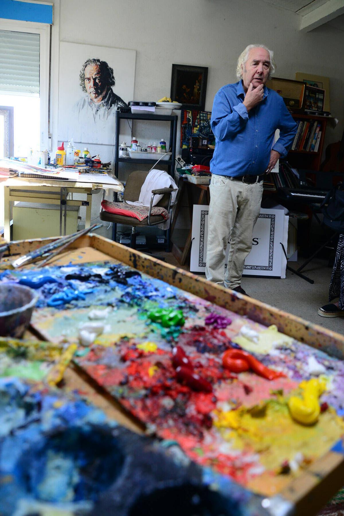 El pintor José María Barreiro en su casa-estudio de Bueu