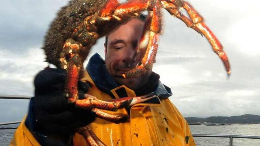 Pesca de centollo en noviembre pasado. El que se capture a partir de ahora debe ser devuelto al mar, ya que está en veda. // Iñaki Abella