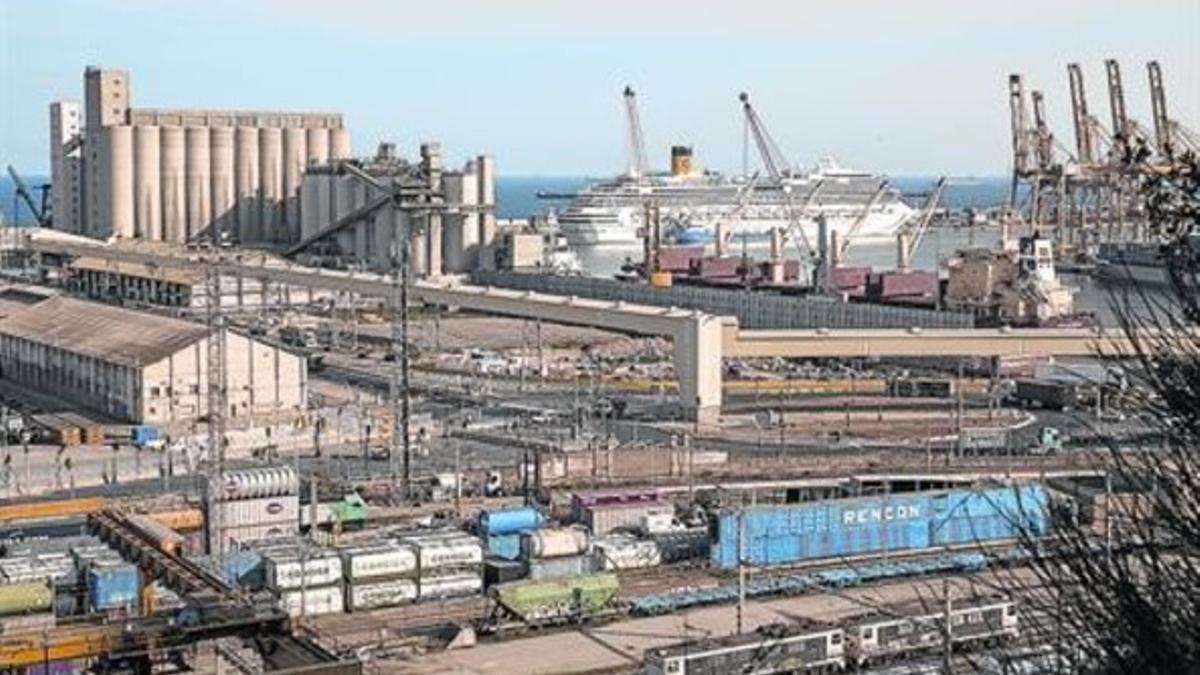 Vías de la estación de mercancías del Morrot, en primer término, junto al puerto y al lado de Montjuïc, ayer.