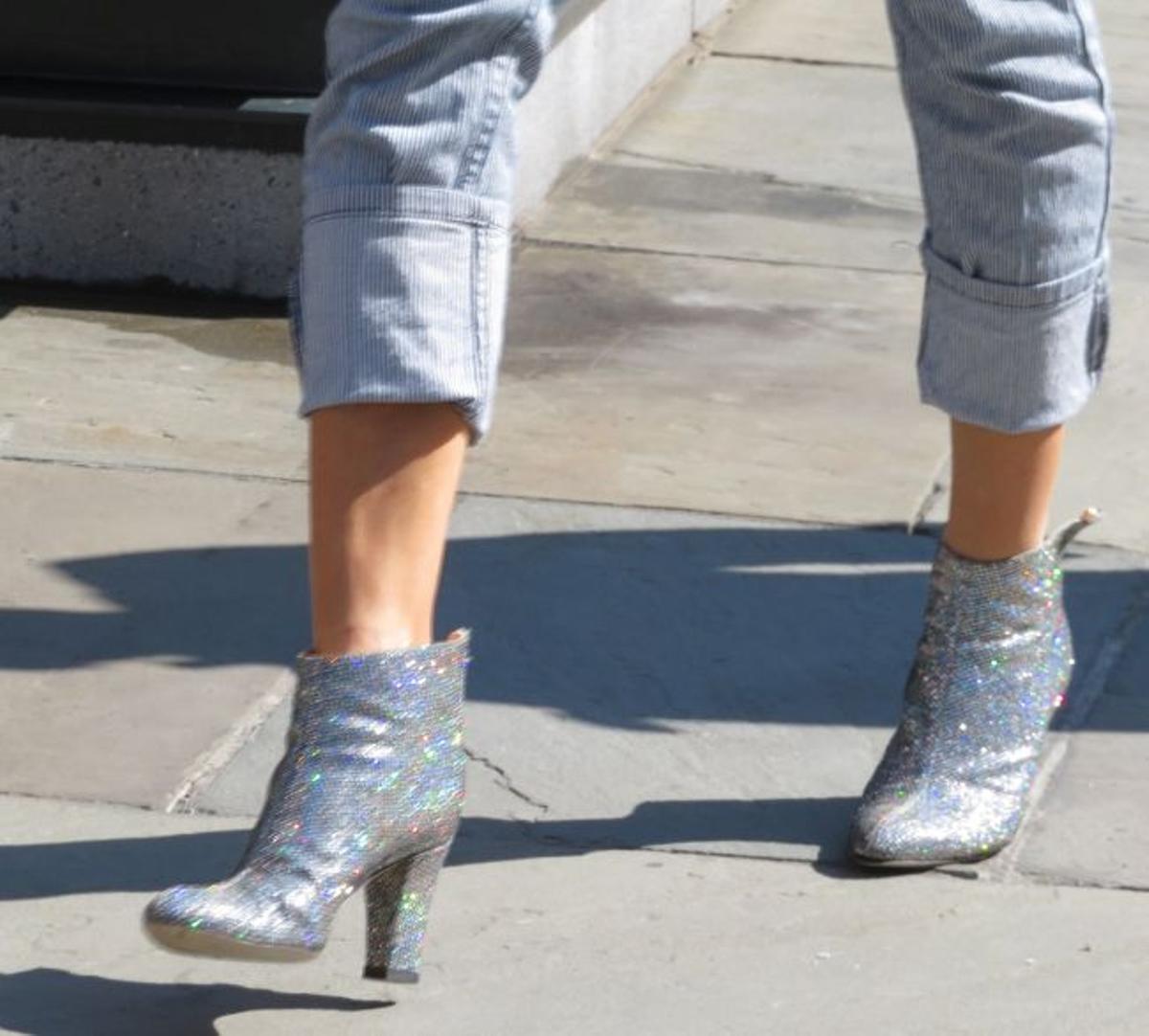 Sarah Jessica Parker con unas botas con detalle glitter y tacón cuadrado