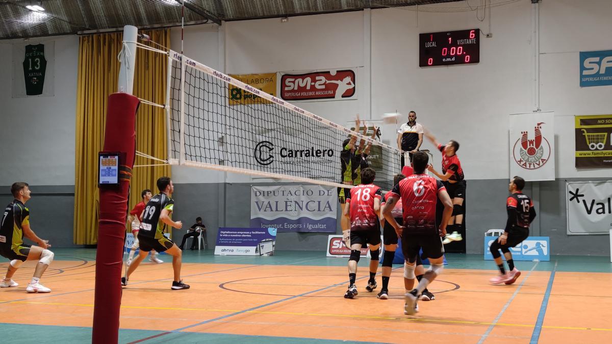 Los chicos del sénior del CV Xàtiva en el partido ante el Zaragoza.