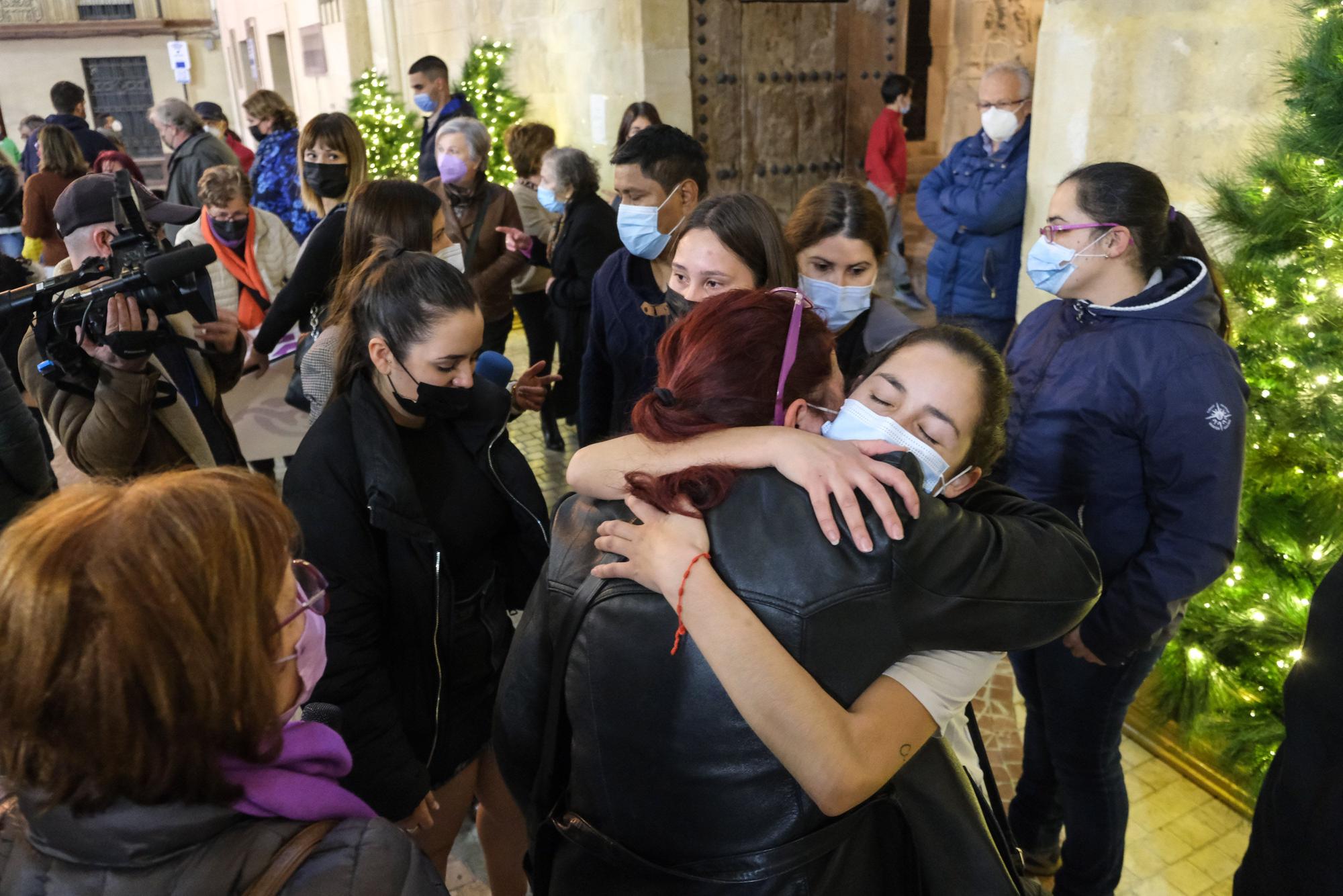 Concentración de repulsa por el asesinato de Yolanda en Elche. Familiares de la joven acudieron al emotivo acto en la Plaza de Baix