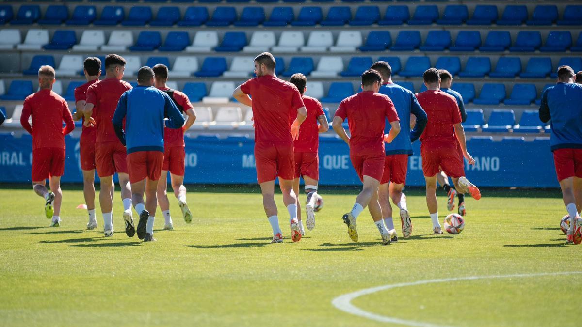 Los futbolistas del Alcoyano realizan carrera durante un entrenamiento