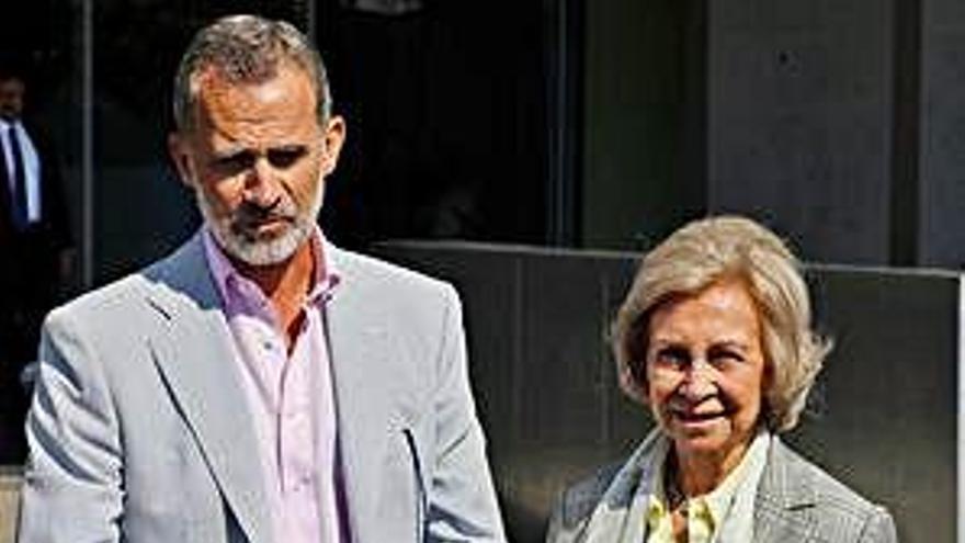 De izda. a dcha. y de arriba a abajo: don Felipe y doña Sofía atienden a los medios; la gerente del hospital da el parte médico; y el Rey a su llegada al hospital.