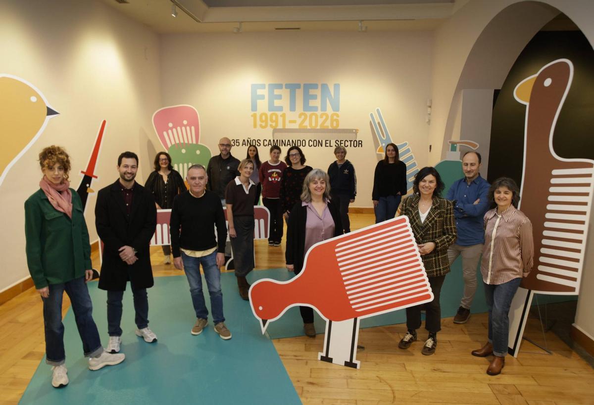 Por la izquierda, Idoia Ruiz de Lara y Aitor Martínez Valdajos, con Verónica Rodríguez y Montserrat López Moro (detrás del peine rojo), ayer, en el Antiguo Instituto de Gijón, acompañados del equipo de trabajo encargado de la preparación de Feten. | JUAN PLAZA