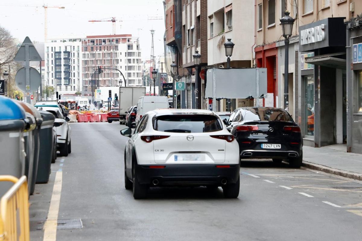 Un automovil discurre por Roig de Corella en el nuevo sentido