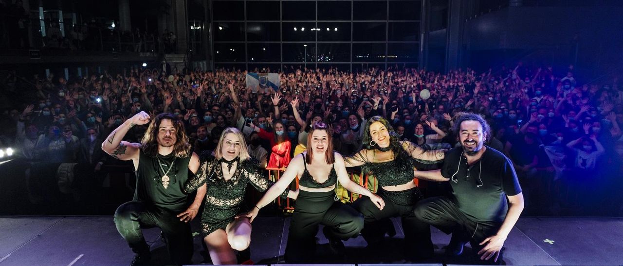 As integrantes de Tanxugueiras, con dous dos seus músicos, ao final dun concerto da súa xira no Auditorio Mar de Vigo.