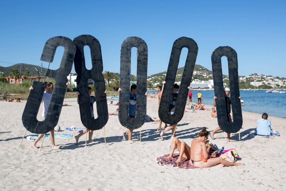 SOS Refugiados y Proartso celebran un acto reivindicativo en tres playas de Ibiza por el Día Mundial de los Refugiados