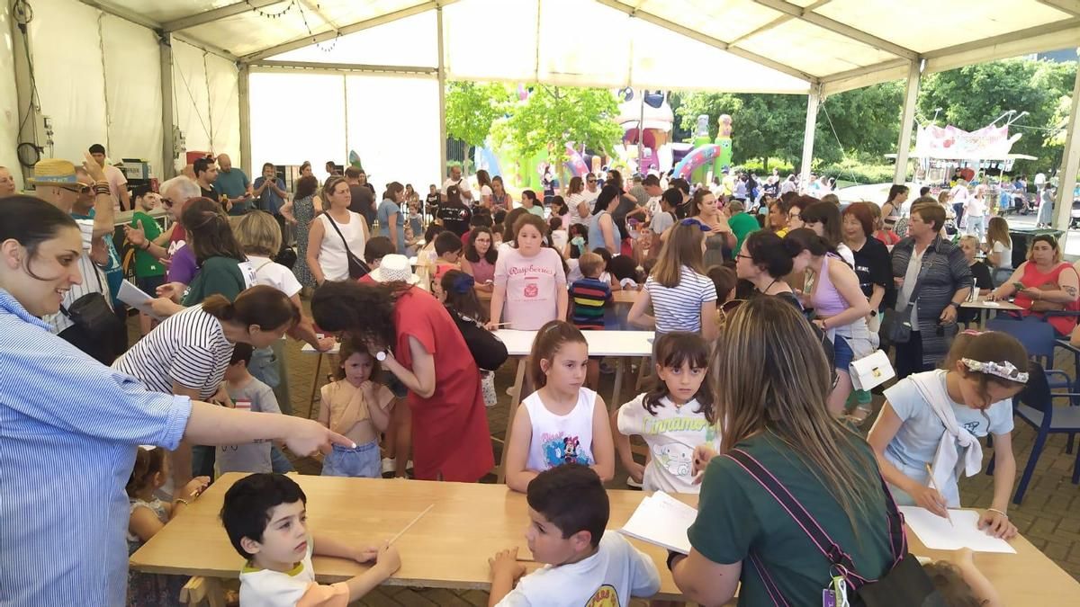 Familias disfrutando de la primera jornada de las fiestas del Polígono.