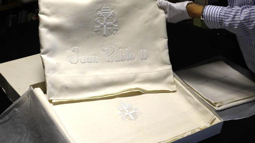Sábanas bordadas en las que durmió Juan Pablo II cuando pernoctó en el palacio arzobispal