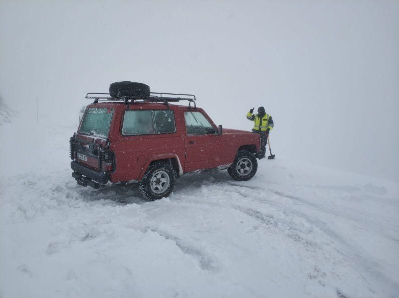 Carretera nevada en Carballeda de Valdeorras tras una jornada gélida. // FDV