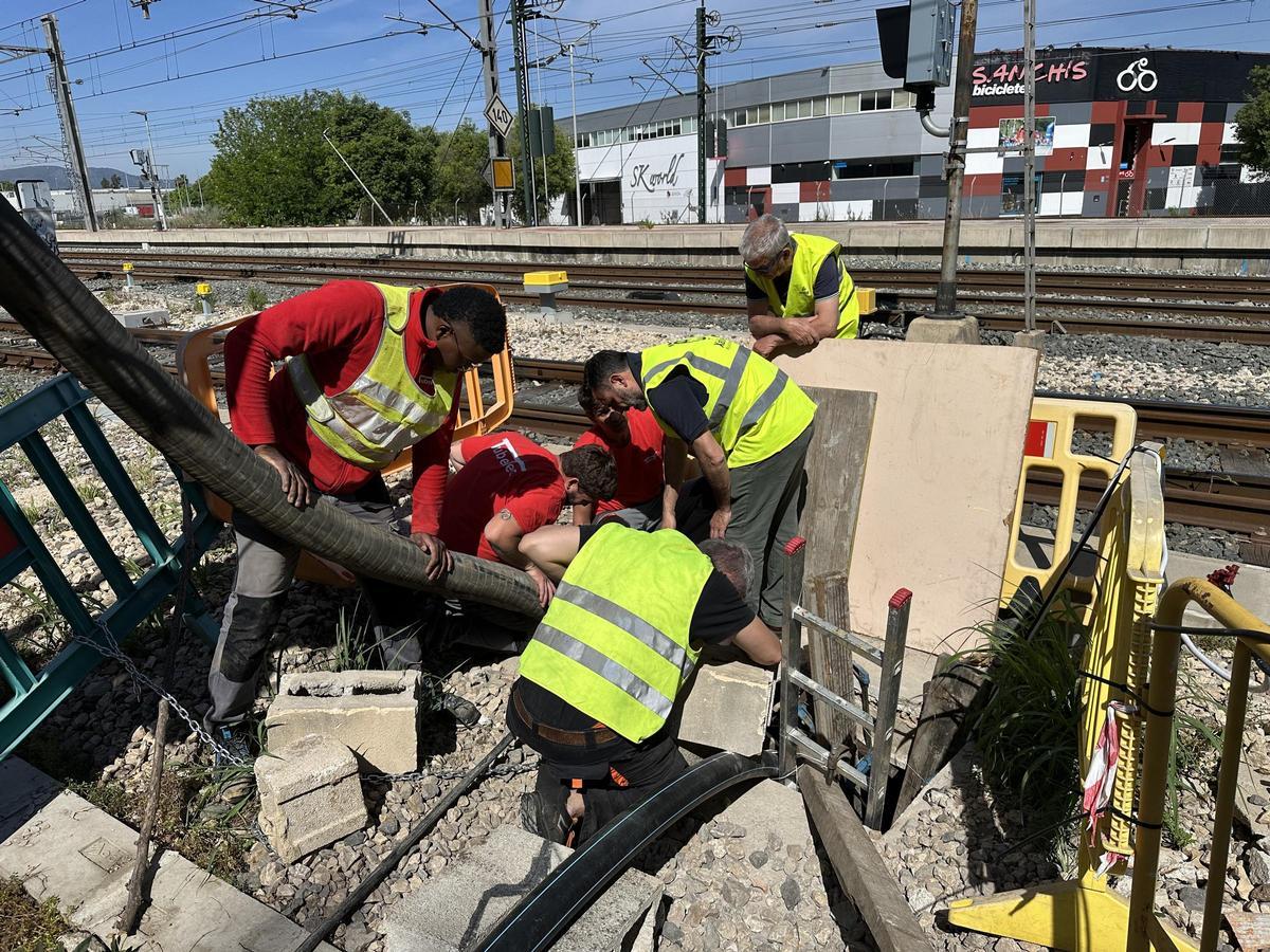 Trabajos junto a las vías del tren en Xàtiva donde se produjo el derrumbe que afectó al colector.