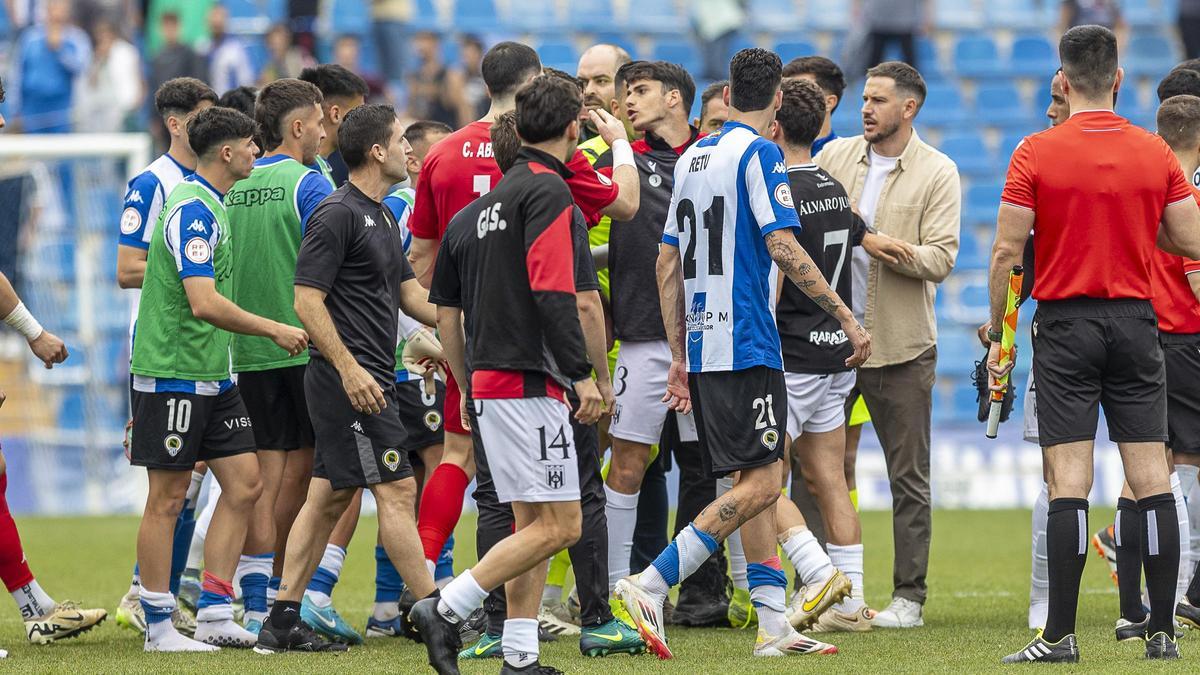 Los jugadores del Hércules discuten con los del Mérida, el pasado domingo.