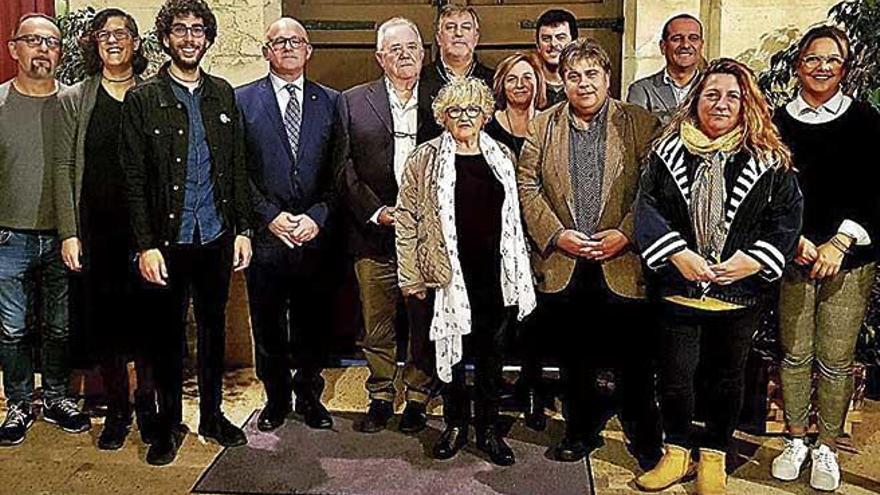 Joan Payeras, junto a los miembros de la corporaciÃ³n de sa Pobla tras el pleno de ayer.