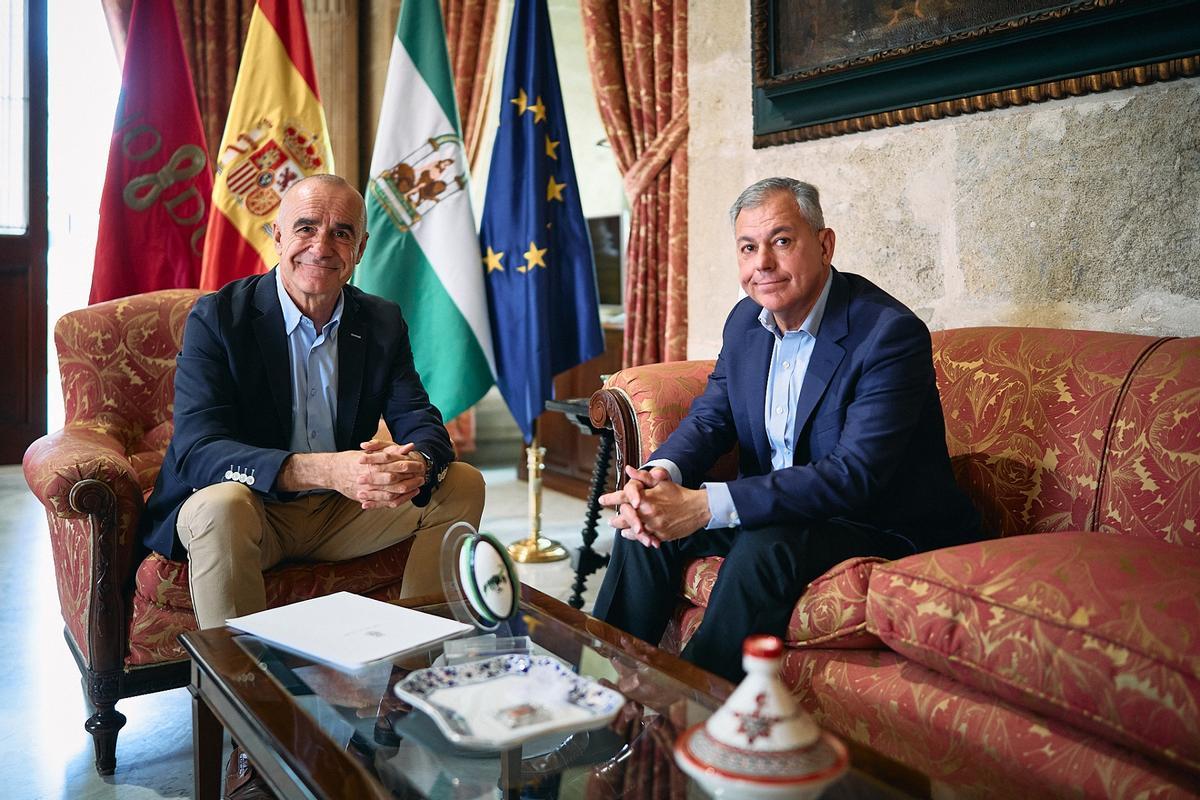 Antonio Muñoz, portavoz del Grupo Municipal Socialista, y José Luis Sanz, alcalde de Sevilla.