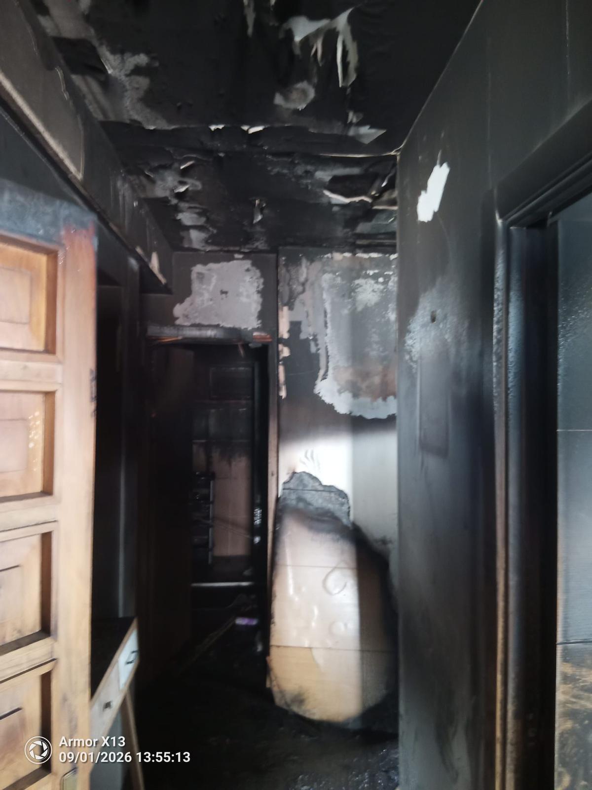 Imagen del pasillo de la vivienda tras el incendio.