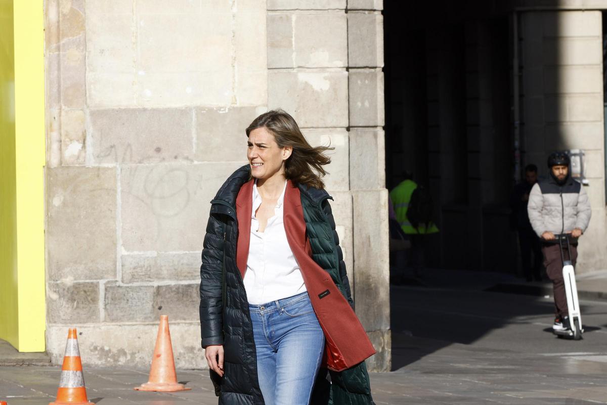 Albiach dirigiéndose a la reunión con Aragonès para intentar salvar las cuentas.