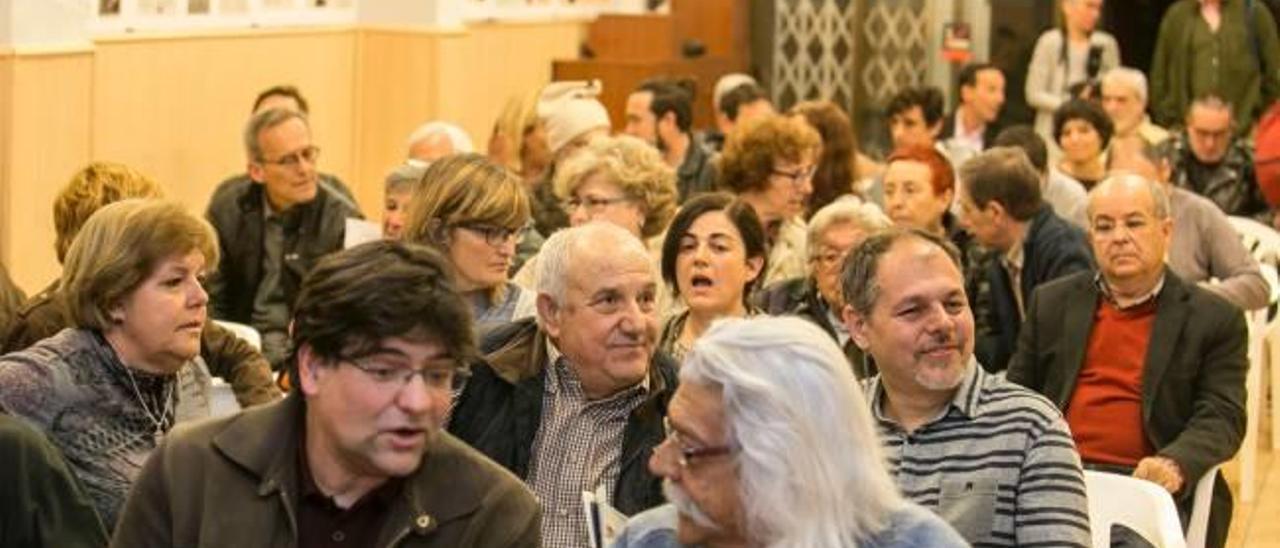 La sede de EU acogió ayer la asamblea de Guanyar, que se celebró por primera vez a puerta cerrada. En primera fila, Miguel Ángel Pavón.