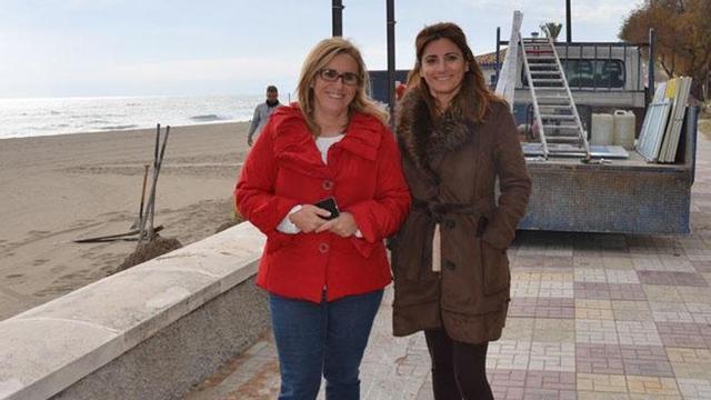 La alcaldesa, Ana Mula, y la edil de Urbanismo, Ana Mata, en el paseo marítimo de Fuengirola.