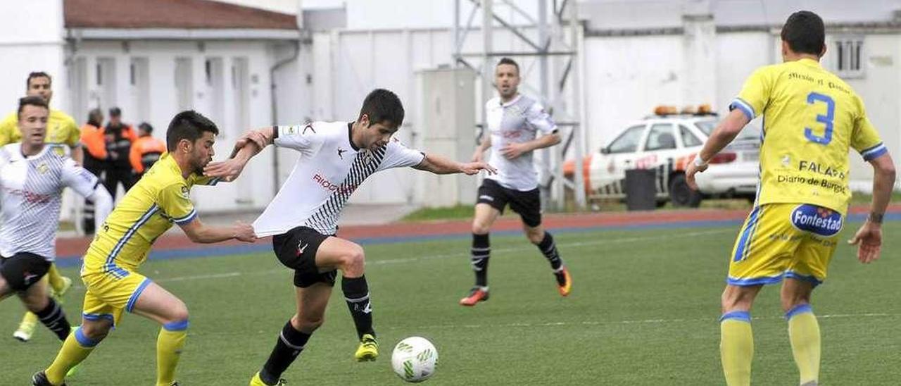 Rubén Garcés agarra a Roni, con Mauri a la derecha.