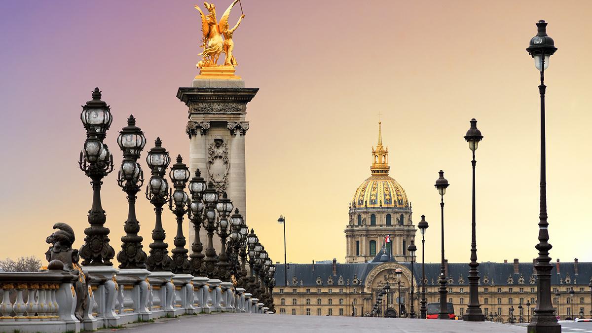 El Pont Alexandre III, con Los Inválidos al fondo, muestra el París monumental que tantas películas y series han convertido en escenario de persecuciones, paseos románticos y grandes finales.