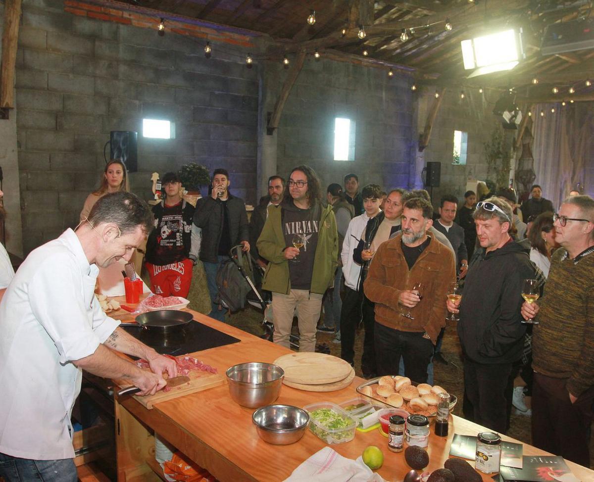 Los asistentes, atentos a la elaboración de tartar de Álex Iglesias e Iván Méndez.   | // I. O.