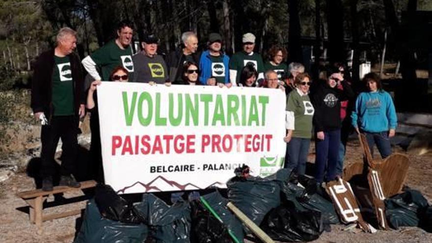 Decenas de voluntarios limpian el Alto de Cerverola