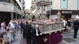 Castelló recibe con honores al Santísimo en la procesión del Corpus Christi