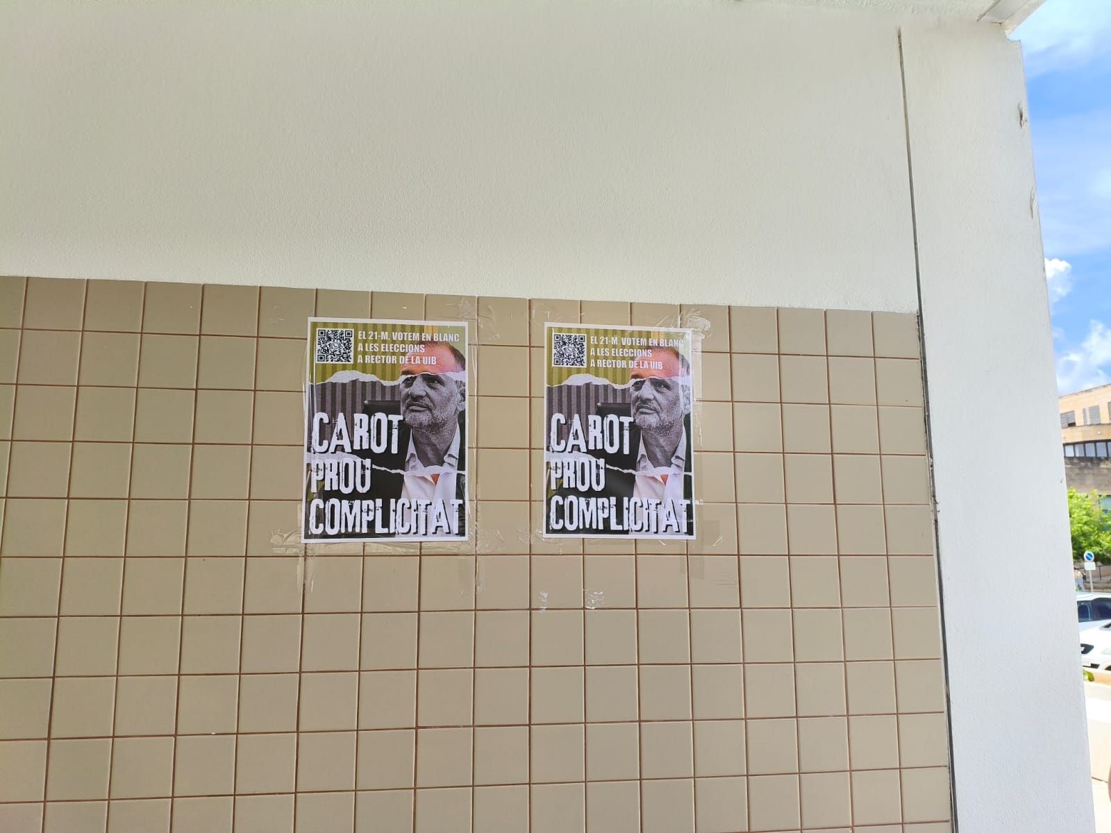 Empiezan a cortal carteles para pedir el voto en blanco en la UIB