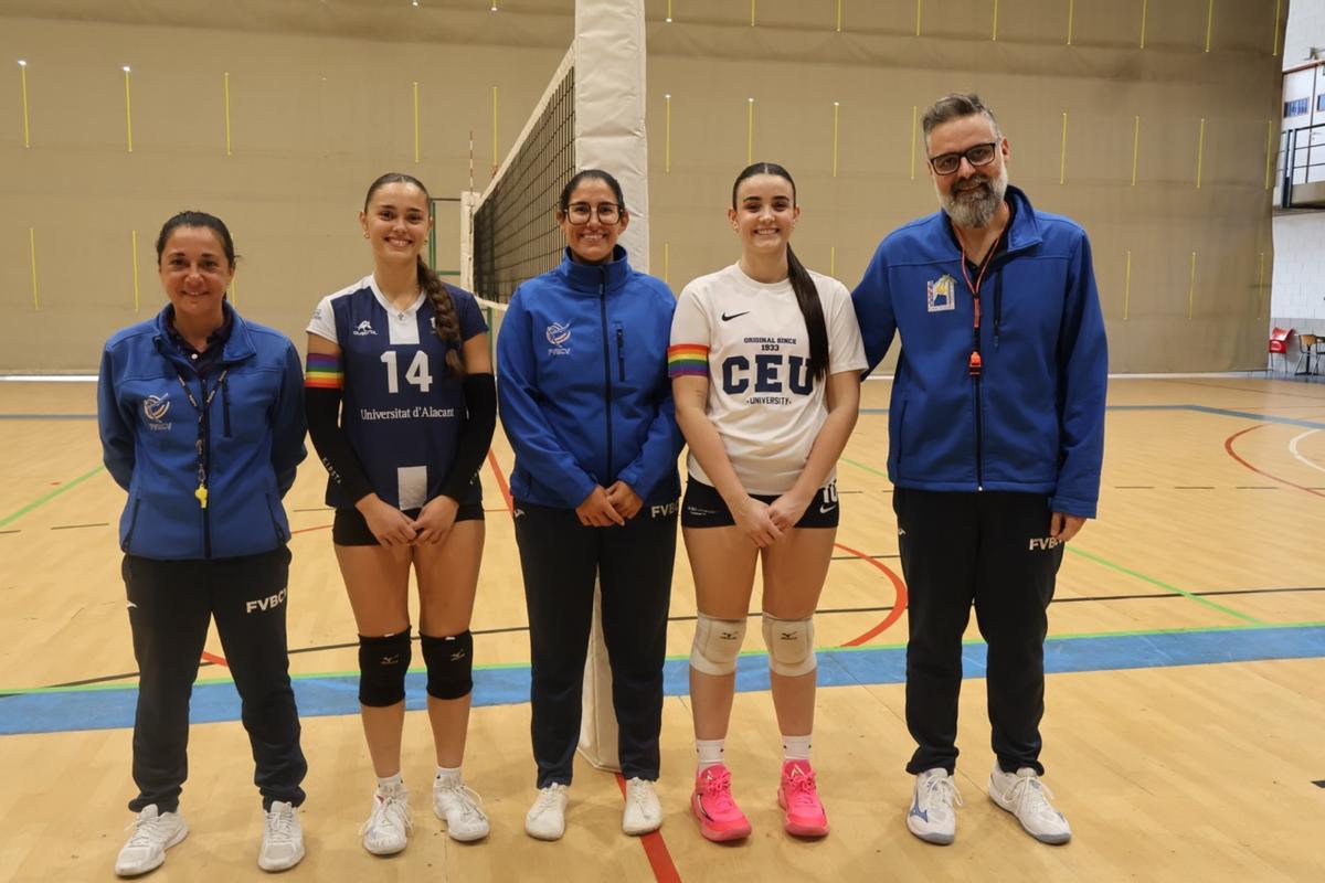 Las capitanas de los equipos de voleibol de la UA y de la UCH, antes del partido de semifinales CADU disputado en la UA
