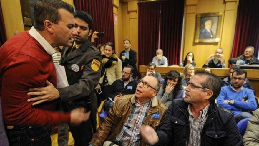 El socialista Ignacio Gómez, en pie, se enfrenta con un asistente al pleno provincial celebrado ayer.