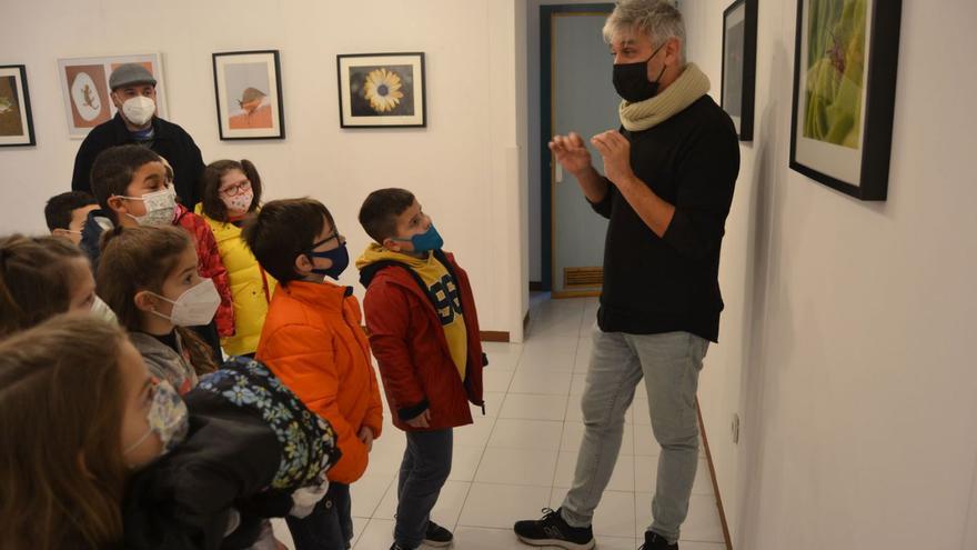 Guille López, ayer, con alumnos del Colegio Público Asturamérica de Cudillero. | A. M. Serrano