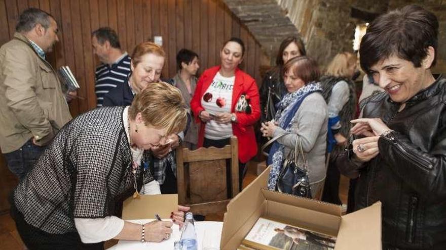 Pilar Quintana, firmando ejemplares en Taramundi.