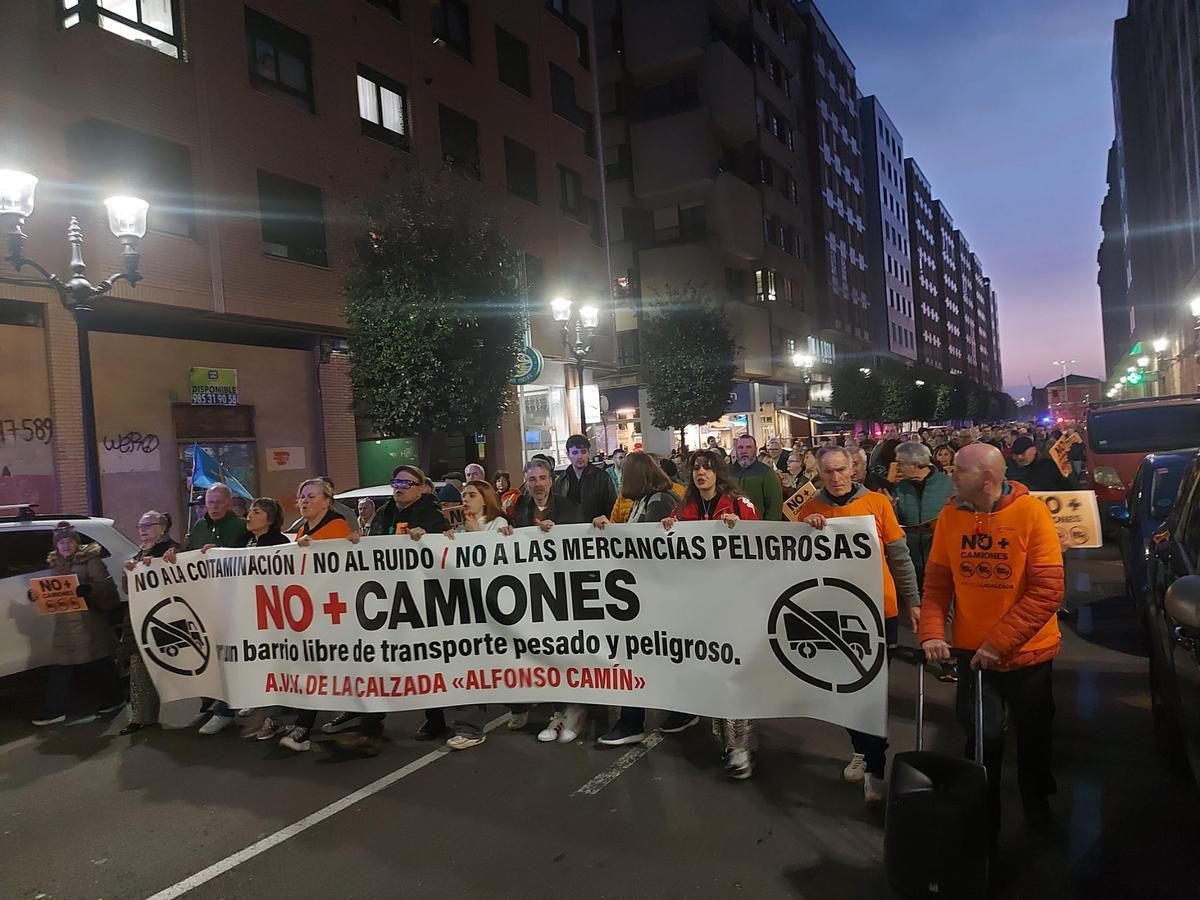 Los vecinos enfilan la calle Marqués de San Esteban. La luz natural decae pero no las reivindicaciones. "Fuera el transporte pesado y peligroso del casco urbano", claman los participantes.