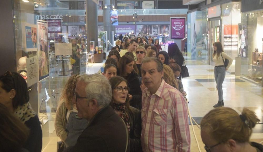 Recogida de dorsales en el Thader para la IV Carrera de la Mujer