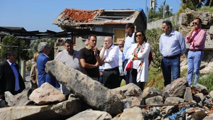 Visita de las autoridades a Paramos esta mañana. // C. Graña