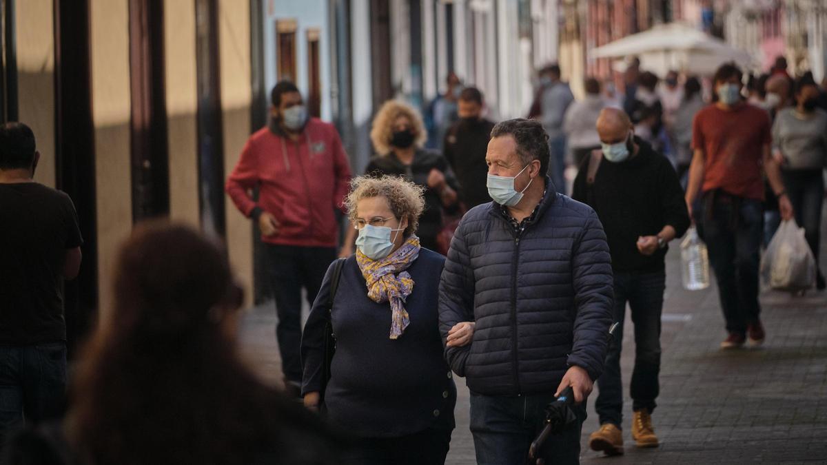 Varias personas con mascarilla pasean por La Laguna.