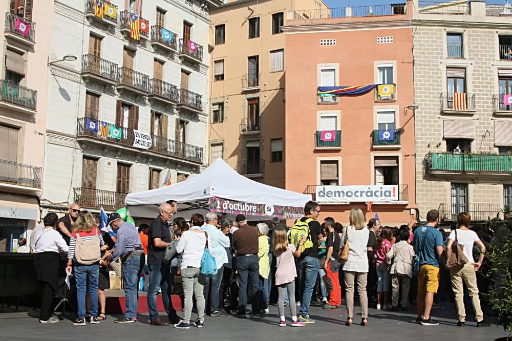 Penjada de cartells a Manresa pro referèndum